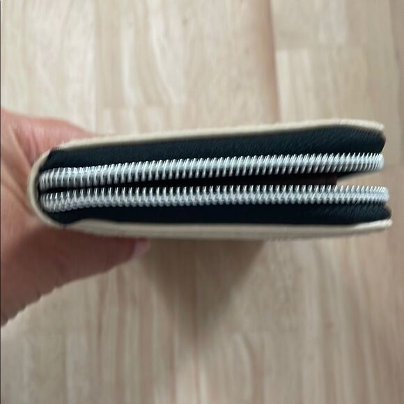 Warner Bros. Cream and Red Hogwarts Wallet - Picture 6 of 8